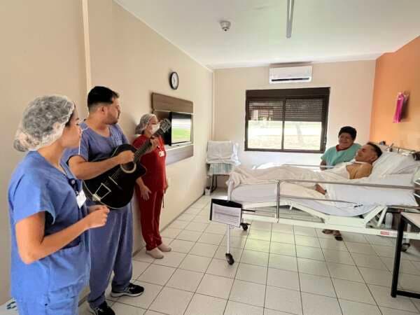 Casa de Cuidados do Ceará promove projeto temático de Páscoa com sobremesa de chocolate e apresentações musicais para pacientes internados