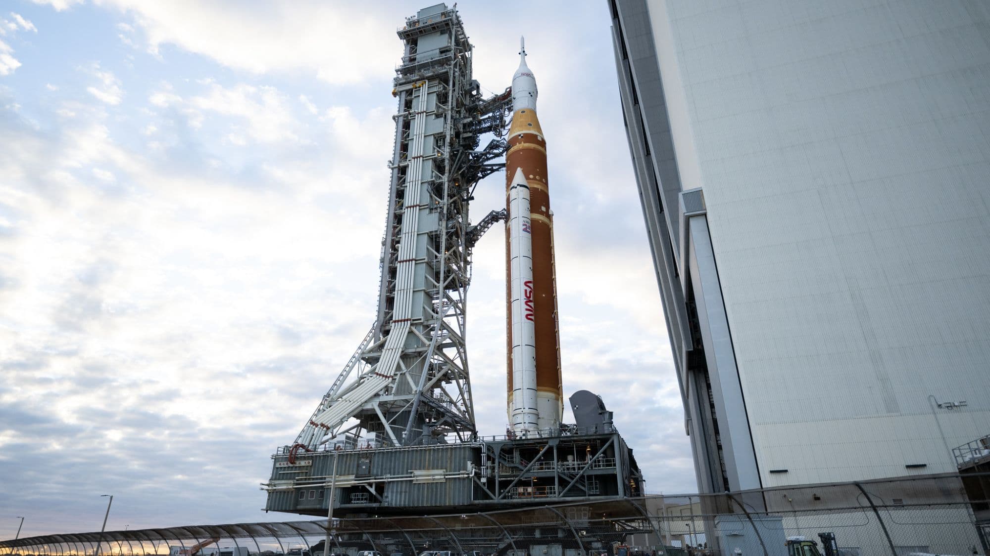 Foguete da missão Artemis 2 é levado à rampa e aproxima retorno humano à Lua