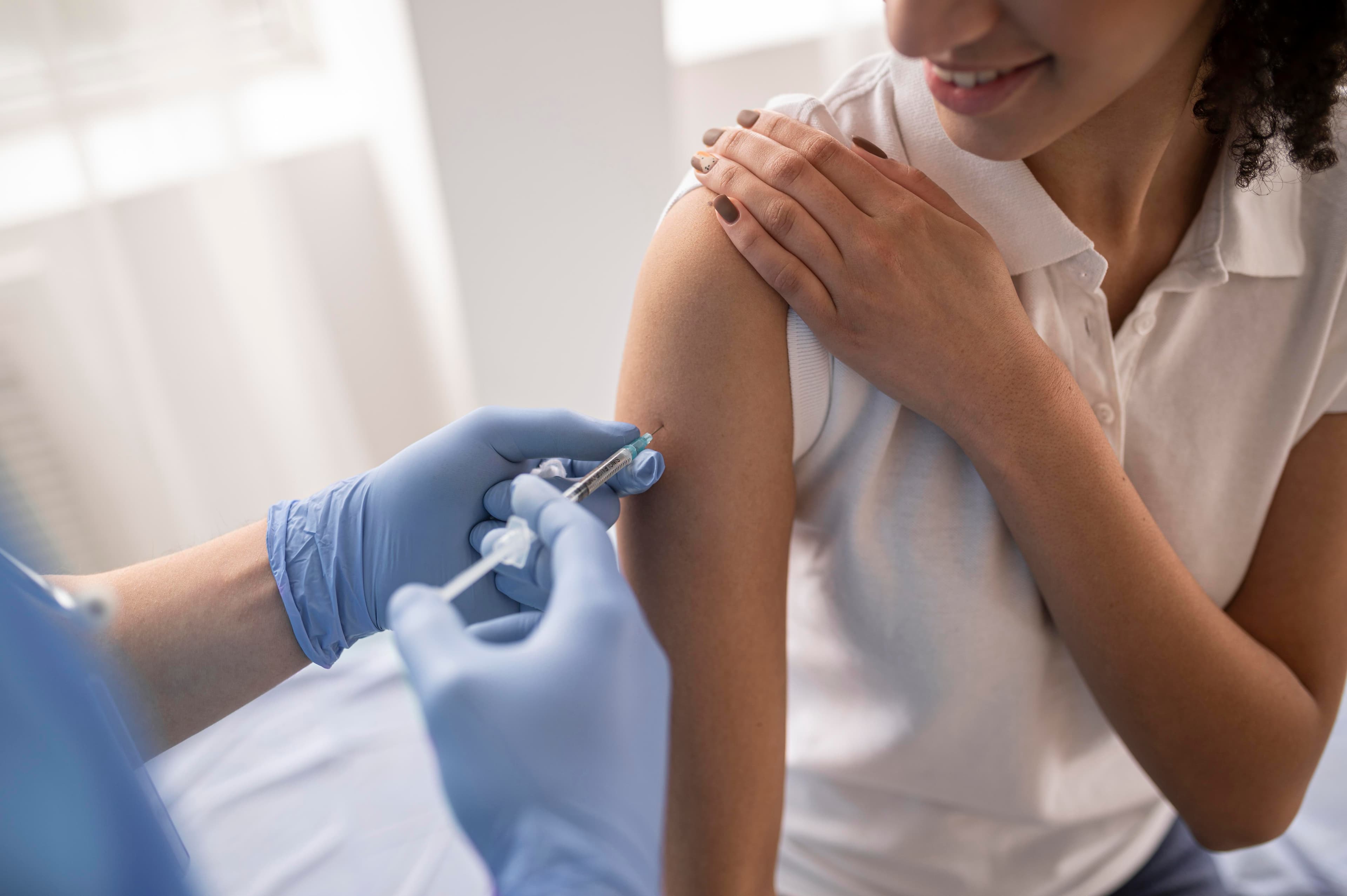 Vacinação contra HPV e exames de rotina ajudam a prevenir câncer do colo do útero