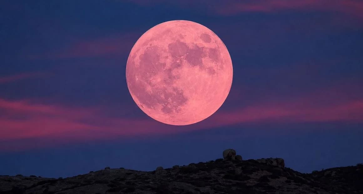 Lua de Morango poderá ser observada nesta segunda-feira (29), entenda a origem do nome do fenômeno