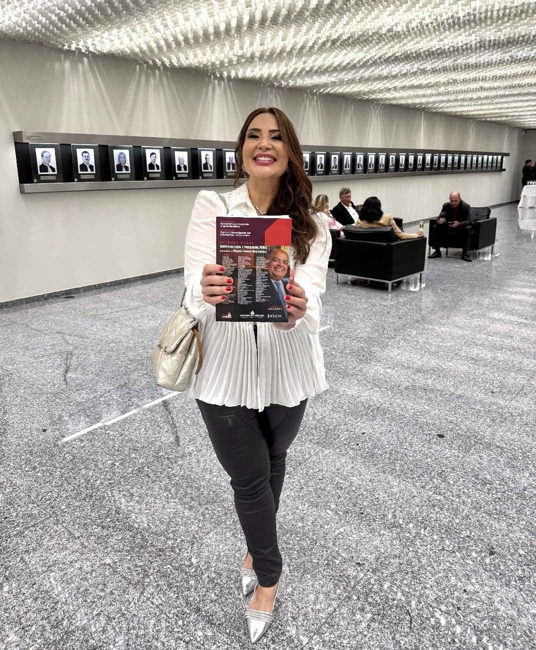 Mariana Feitosa marca presença em noite de homenagem ao ministro Teodoro Silva Santos, no STJ