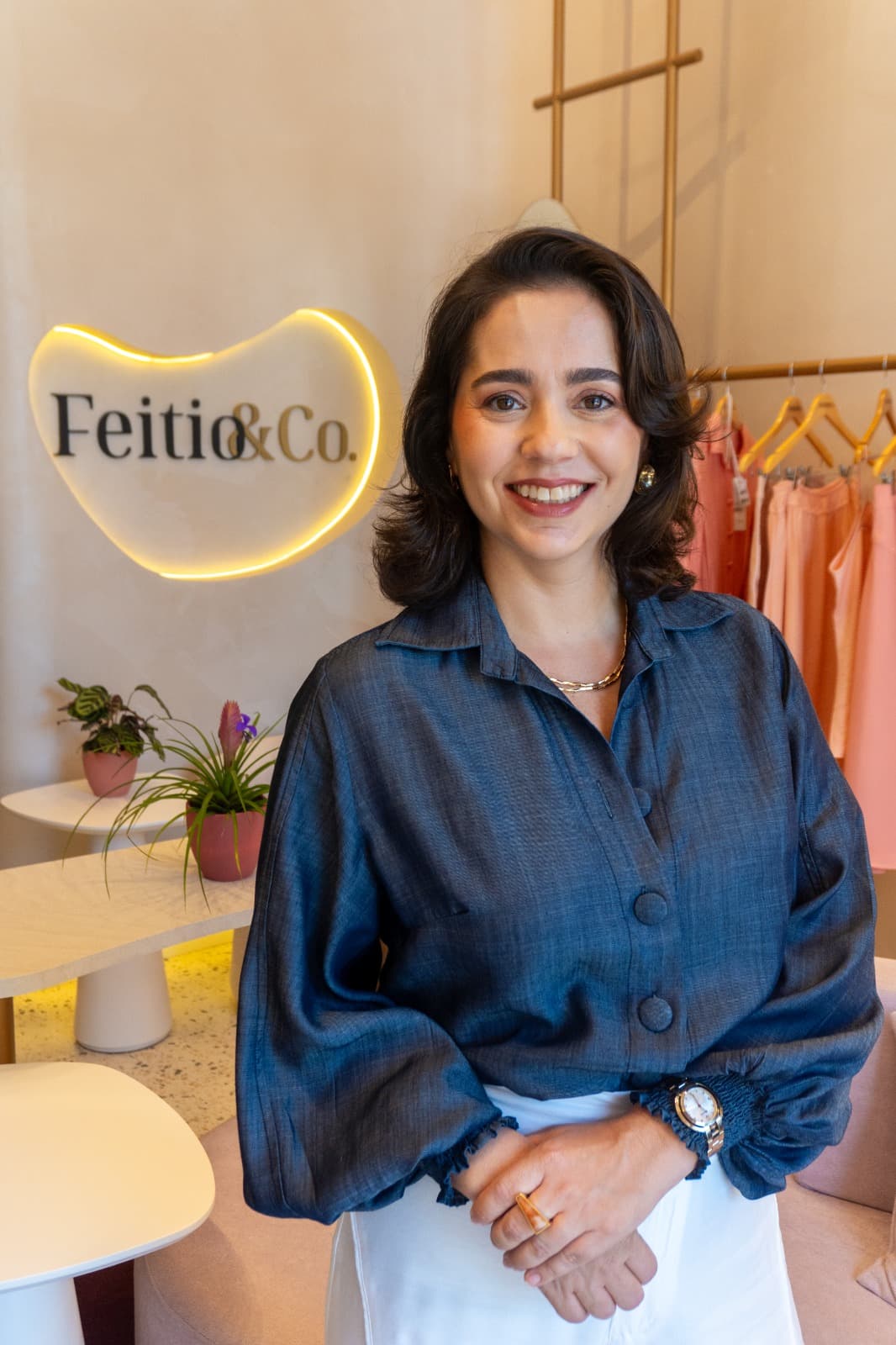 Mariana Holanda, CEO das marcas Feitio & Co e Estilo Feitiço, destaca a importância da valorização de fornecedores regionais