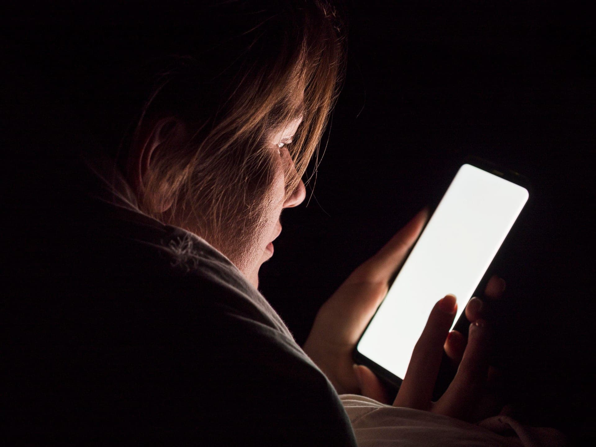 Passar o dia no celular sem produzir pode indicar fuga emocional e dificuldade de foco, diz psicologia