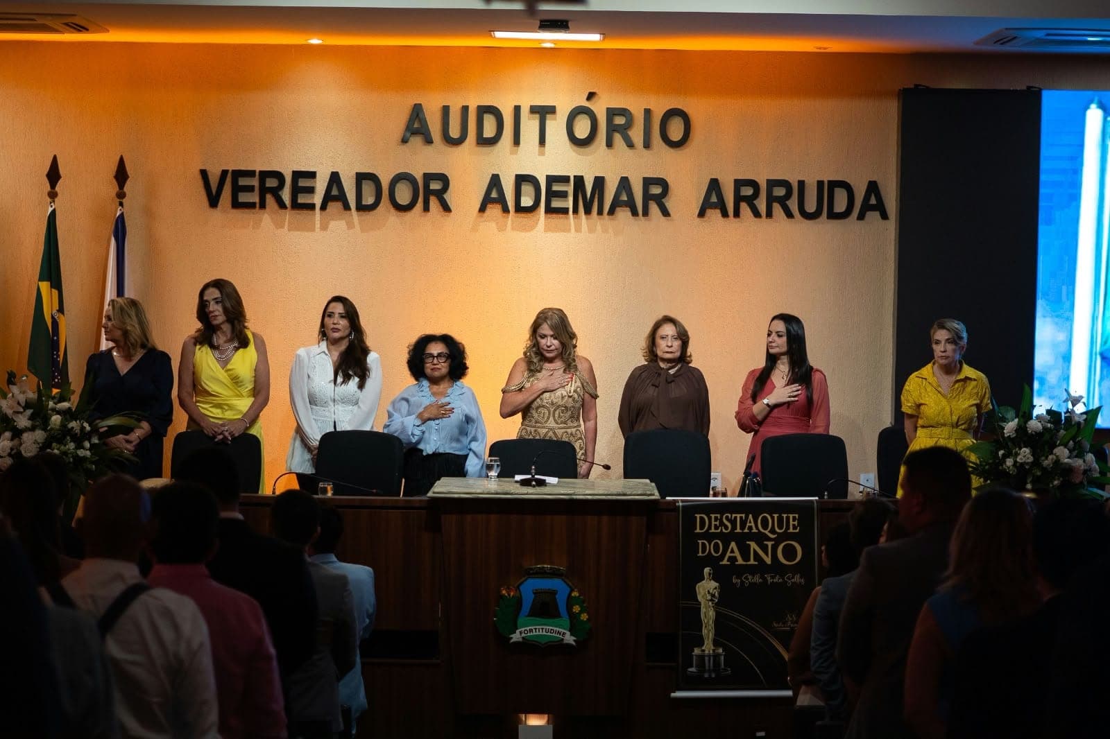 Embaixadora do Troféu Destaque do Ano, Cleane Fontenele participa de homenagem na Câmara Municipal