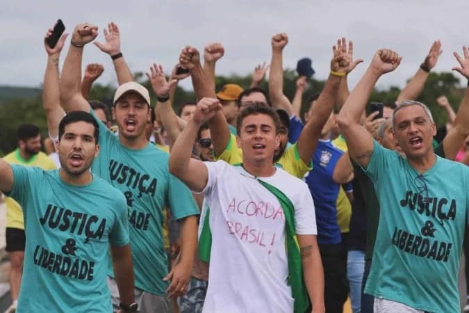 Nikolas Ferreira inicia caminhada até Brasília e reúne aliados em ato político