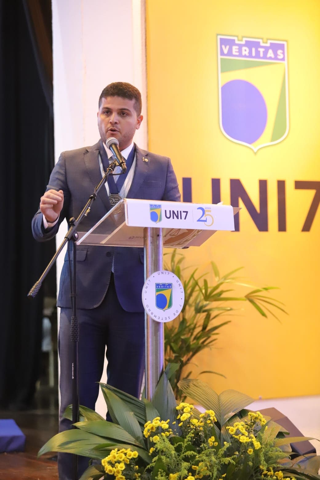 Procurador-geral de Justiça Herbet Santos é homenageado em solenidade de 25 anos da UNI7, na capital cearense