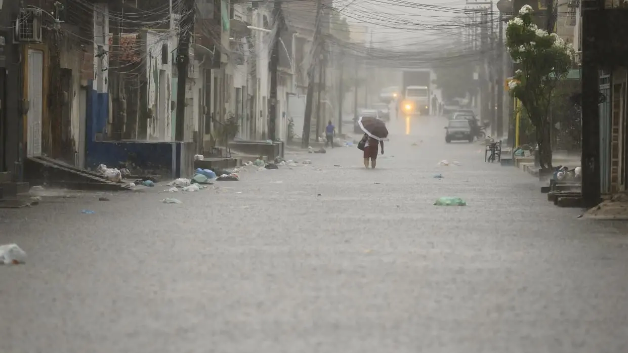 Primeira grande chuva de 2026 provoca alagamentos e transtornos em Fortaleza