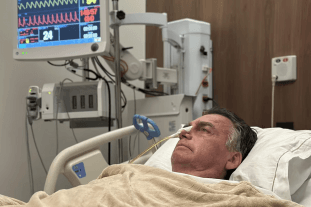Bolsonaro é levado a hospital para exames após queda durante a madrugada